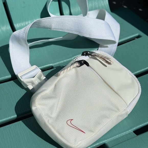 ✨Host pick✨NWOT Nike Essential Basketball White Crossbody Bag - Picture 6 of 7